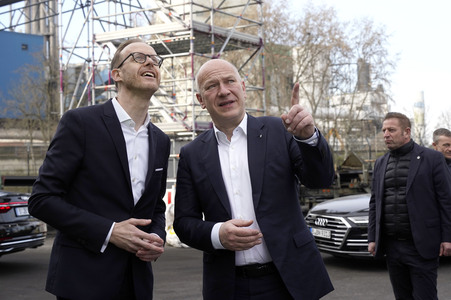 Grundsteinlegung einer Abwassergroßwärmepumpe von Vattenfall und Befüllen einer Zeitkapsel in Berlin