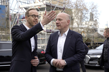 Grundsteinlegung einer Abwassergroßwärmepumpe von Vattenfall und Befüllen einer Zeitkapsel in Berlin