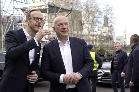 Grundsteinlegung einer Abwassergroßwärmepumpe von Vattenfall und Befüllen einer Zeitkapsel in Berlin