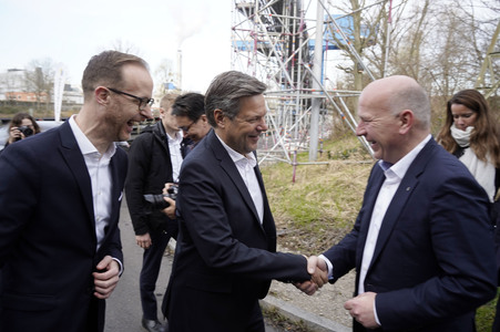 Grundsteinlegung einer Abwassergroßwärmepumpe von Vattenfall und Befüllen einer Zeitkapsel in Berlin