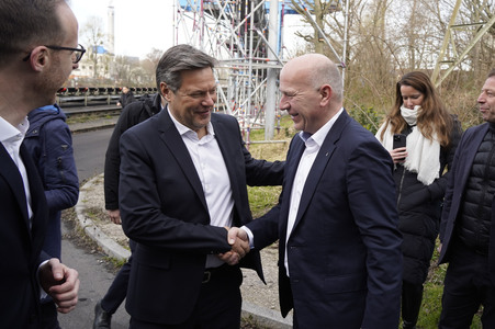 Grundsteinlegung einer Abwassergroßwärmepumpe von Vattenfall und Befüllen einer Zeitkapsel in Berlin