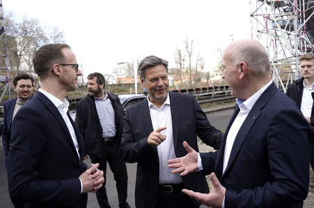 Grundsteinlegung einer Abwassergroßwärmepumpe von Vattenfall und Befüllen einer Zeitkapsel in Berlin