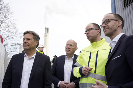 Grundsteinlegung einer Abwassergroßwärmepumpe von Vattenfall und Befüllen einer Zeitkapsel in Berlin