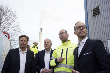 Grundsteinlegung einer Abwassergroßwärmepumpe von Vattenfall und Befüllen einer Zeitkapsel in Berlin