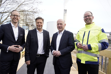 Grundsteinlegung einer Abwassergroßwärmepumpe von Vattenfall und Befüllen einer Zeitkapsel in Berlin