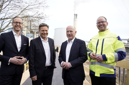 Grundsteinlegung einer Abwassergroßwärmepumpe von Vattenfall und Befüllen einer Zeitkapsel in Berlin