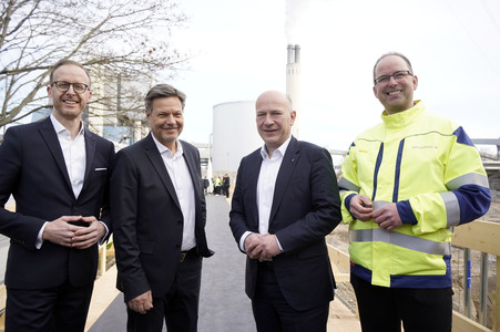 Grundsteinlegung einer Abwassergroßwärmepumpe von Vattenfall und Befüllen einer Zeitkapsel in Berlin