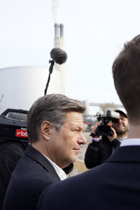 Grundsteinlegung einer Abwassergroßwärmepumpe von Vattenfall und Befüllen einer Zeitkapsel in Berlin