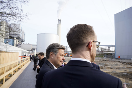 Grundsteinlegung einer Abwassergroßwärmepumpe von Vattenfall und Befüllen einer Zeitkapsel in Berlin
