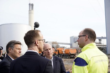 Grundsteinlegung einer Abwassergroßwärmepumpe von Vattenfall und Befüllen einer Zeitkapsel in Berlin