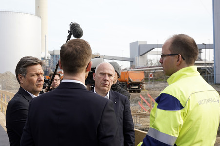 Grundsteinlegung einer Abwassergroßwärmepumpe von Vattenfall und Befüllen einer Zeitkapsel in Berlin