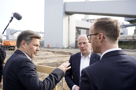 Grundsteinlegung einer Abwassergroßwärmepumpe von Vattenfall und Befüllen einer Zeitkapsel in Berlin