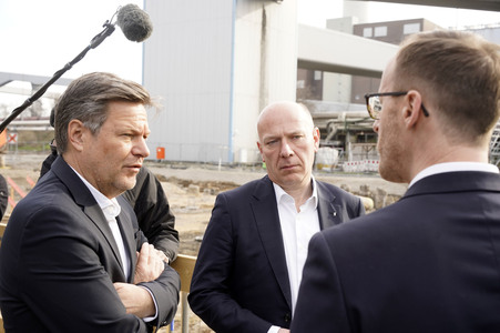 Grundsteinlegung einer Abwassergroßwärmepumpe von Vattenfall und Befüllen einer Zeitkapsel in Berlin