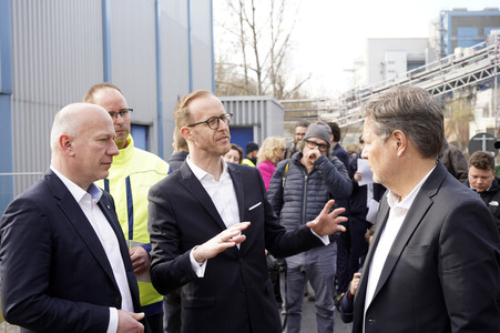 Grundsteinlegung einer Abwassergroßwärmepumpe von Vattenfall und Befüllen einer Zeitkapsel in Berlin