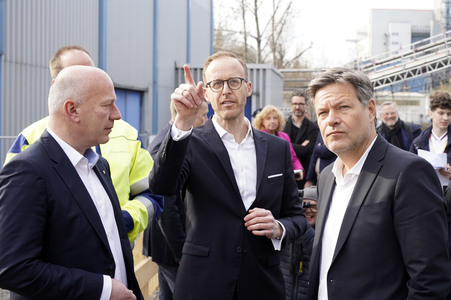 Grundsteinlegung einer Abwassergroßwärmepumpe von Vattenfall und Befüllen einer Zeitkapsel in Berlin