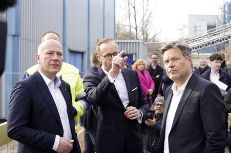 Grundsteinlegung einer Abwassergroßwärmepumpe von Vattenfall und Befüllen einer Zeitkapsel in Berlin