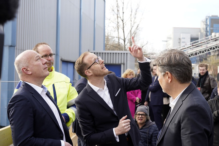 Grundsteinlegung einer Abwassergroßwärmepumpe von Vattenfall und Befüllen einer Zeitkapsel in Berlin