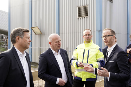 Grundsteinlegung einer Abwassergroßwärmepumpe von Vattenfall und Befüllen einer Zeitkapsel in Berlin