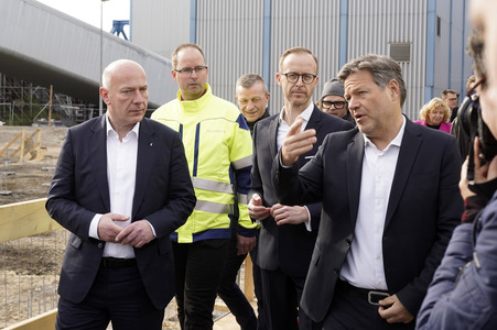 Grundsteinlegung einer Abwassergroßwärmepumpe von Vattenfall und Befüllen einer Zeitkapsel in Berlin