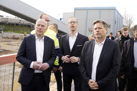 Grundsteinlegung einer Abwassergroßwärmepumpe von Vattenfall und Befüllen einer Zeitkapsel in Berlin