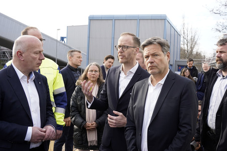 Grundsteinlegung einer Abwassergroßwärmepumpe von Vattenfall und Befüllen einer Zeitkapsel in Berlin