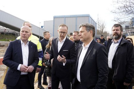 Grundsteinlegung einer Abwassergroßwärmepumpe von Vattenfall und Befüllen einer Zeitkapsel in Berlin