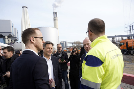Grundsteinlegung einer Abwassergroßwärmepumpe von Vattenfall und Befüllen einer Zeitkapsel in Berlin