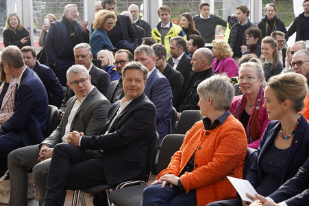 Grundsteinlegung einer Abwassergroßwärmepumpe von Vattenfall und Befüllen einer Zeitkapsel in Berlin