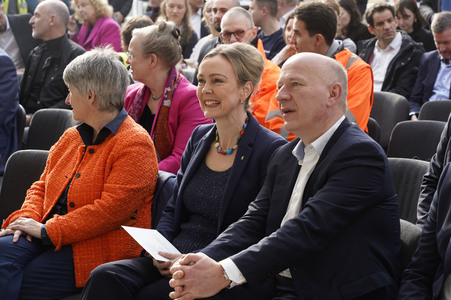 Grundsteinlegung einer Abwassergroßwärmepumpe von Vattenfall und Befüllen einer Zeitkapsel in Berlin