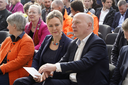 Grundsteinlegung einer Abwassergroßwärmepumpe von Vattenfall und Befüllen einer Zeitkapsel in Berlin