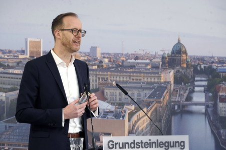 Grundsteinlegung einer Abwassergroßwärmepumpe von Vattenfall und Befüllen einer Zeitkapsel in Berlin