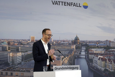 Grundsteinlegung einer Abwassergroßwärmepumpe von Vattenfall und Befüllen einer Zeitkapsel in Berlin