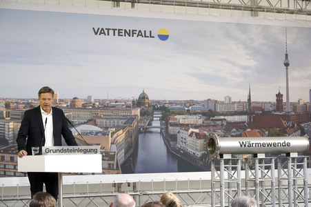 Grundsteinlegung einer Abwassergroßwärmepumpe von Vattenfall und Befüllen einer Zeitkapsel in Berlin