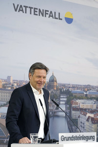 Grundsteinlegung einer Abwassergroßwärmepumpe von Vattenfall und Befüllen einer Zeitkapsel in Berlin