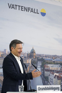 Grundsteinlegung einer Abwassergroßwärmepumpe von Vattenfall und Befüllen einer Zeitkapsel in Berlin