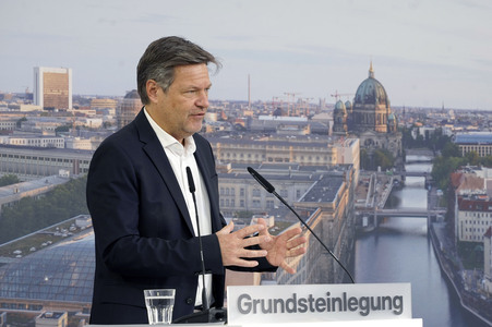 Grundsteinlegung einer Abwassergroßwärmepumpe von Vattenfall und Befüllen einer Zeitkapsel in Berlin