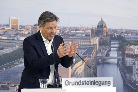 Grundsteinlegung einer Abwassergroßwärmepumpe von Vattenfall und Befüllen einer Zeitkapsel in Berlin