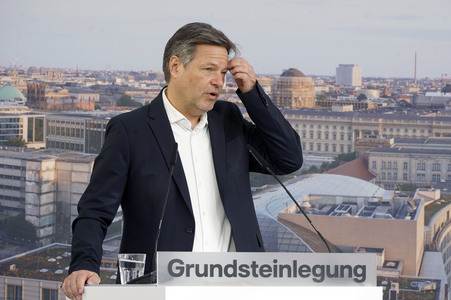 Grundsteinlegung einer Abwassergroßwärmepumpe von Vattenfall und Befüllen einer Zeitkapsel in Berlin