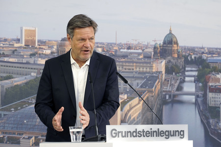 Grundsteinlegung einer Abwassergroßwärmepumpe von Vattenfall und Befüllen einer Zeitkapsel in Berlin