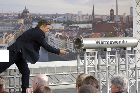 Grundsteinlegung einer Abwassergroßwärmepumpe von Vattenfall und Befüllen einer Zeitkapsel in Berlin