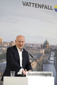 Grundsteinlegung einer Abwassergroßwärmepumpe von Vattenfall und Befüllen einer Zeitkapsel in Berlin