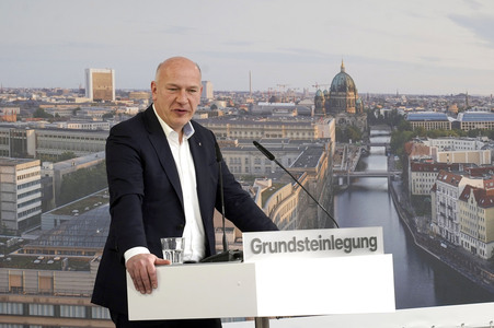 Grundsteinlegung einer Abwassergroßwärmepumpe von Vattenfall und Befüllen einer Zeitkapsel in Berlin