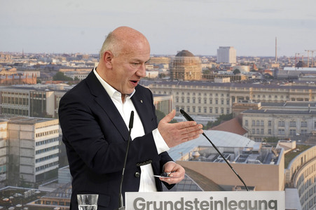 Grundsteinlegung einer Abwassergroßwärmepumpe von Vattenfall und Befüllen einer Zeitkapsel in Berlin