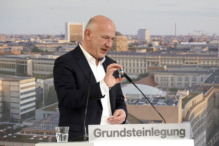 Grundsteinlegung einer Abwassergroßwärmepumpe von Vattenfall und Befüllen einer Zeitkapsel in Berlin