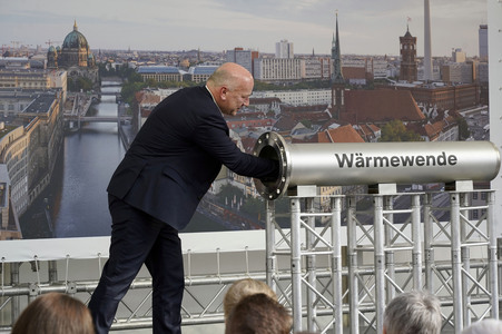 Grundsteinlegung einer Abwassergroßwärmepumpe von Vattenfall und Befüllen einer Zeitkapsel in Berlin