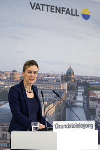 Grundsteinlegung einer Abwassergroßwärmepumpe von Vattenfall und Befüllen einer Zeitkapsel in Berlin