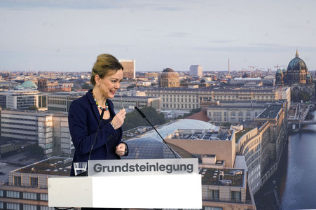 Grundsteinlegung einer Abwassergroßwärmepumpe von Vattenfall und Befüllen einer Zeitkapsel in Berlin