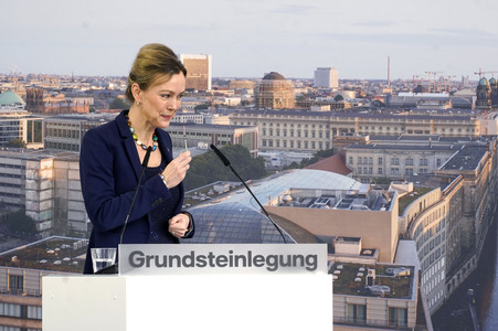 Grundsteinlegung einer Abwassergroßwärmepumpe von Vattenfall und Befüllen einer Zeitkapsel in Berlin