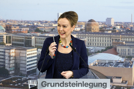 Grundsteinlegung einer Abwassergroßwärmepumpe von Vattenfall und Befüllen einer Zeitkapsel in Berlin