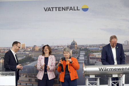 Grundsteinlegung einer Abwassergroßwärmepumpe von Vattenfall und Befüllen einer Zeitkapsel in Berlin